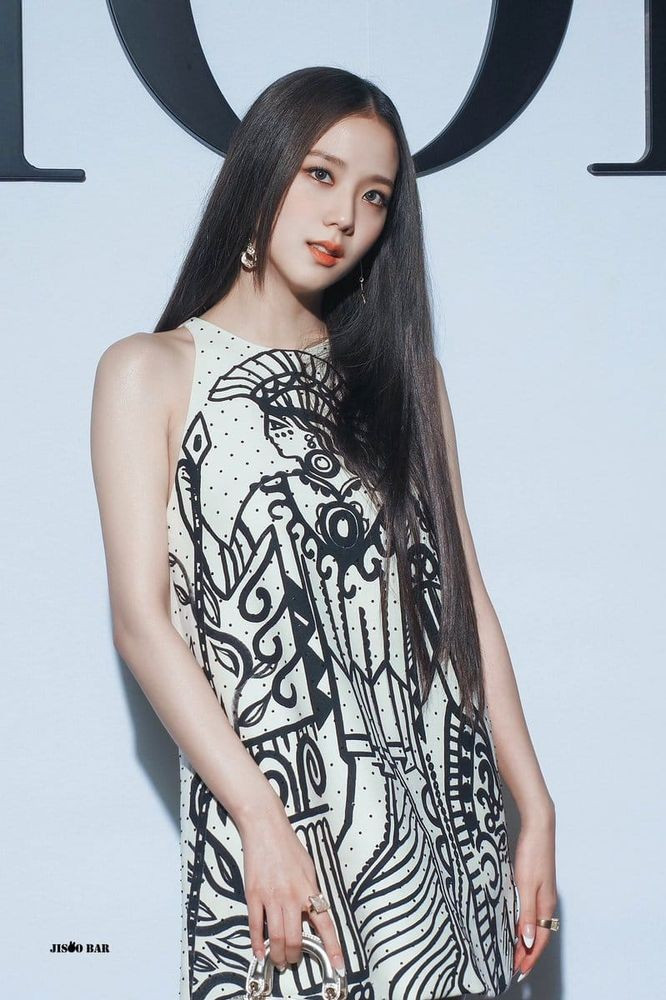 Trước đó, năm 2019, Jisoo từng đến sân vận động ở London để cổ vũ cho Son Heung-min. Tuy nhiên, công ty quản lý của nữ ca sĩ, YG Entertainment, đã lên tiếng phủ nhận tin đồn, cho biết những thông tin này là vô căn cứ và yêu cầu công chúng không suy đoán thêm.