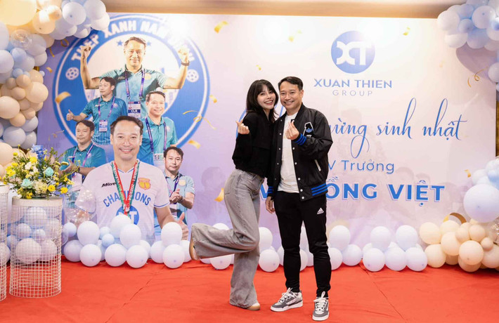 Trên trang cá nhân, BTV Thùy Anh - vợ HLV Vũ Hồng Việt thường xuyên chia sẻ khoảnh khắc tập luyện thể dục, ăn mặc trẻ trung nhưng nhã nhặn, toát lên lối sống năng động, hiện đại.