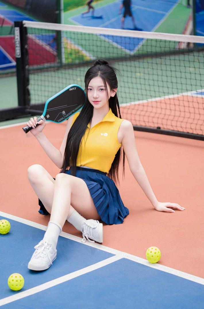 Với bộ đồ thể thao năng động, mái tóc dài, đen, suôn mượt được tạo kiểu gọn gàng, cùng nụ cười tươi tắn, Thùy Dung nhanh chóng được mệnh danh là "hot girl pickleball".