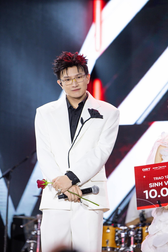Những năm gần đây, Dược Sĩ Tiến thường xuyên bắt tay cùng Hương Giang làm NSX trong loạt show truyền hình như The Next Gentleman, The New Mentor, Miss Universe Vietnam. Cả hai tạo thành một bộ đôi gây chú ý khi theo đuổi phong cách sản xuất chương trình đậm tính drama.