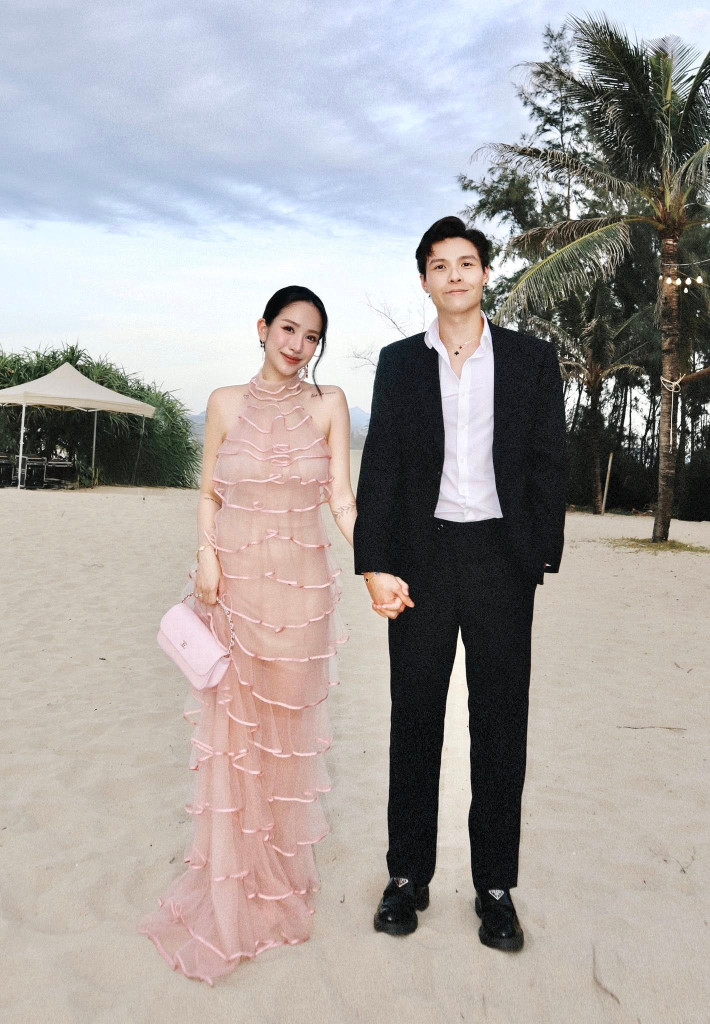 Joyce Phạm hạ sinh con trai út, bé Jayric, vào ngày 22/6. Chỉ sau đó hơn 1 tháng, khi tham dự một sự kiện, cô gây bất ngờ với vóc dáng thon gọn, thần sắc rạng rỡ.