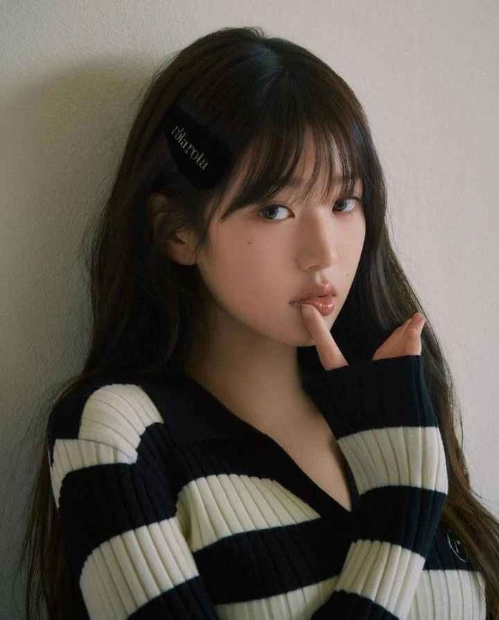Jang Won Young sinh năm 2004, cao 1,73 m, nổi tiếng khi tham gia chương trình Produce 48 năm 2018. Năm 2022, cô ra mắt trong nhóm nhạc IVE của Starship.