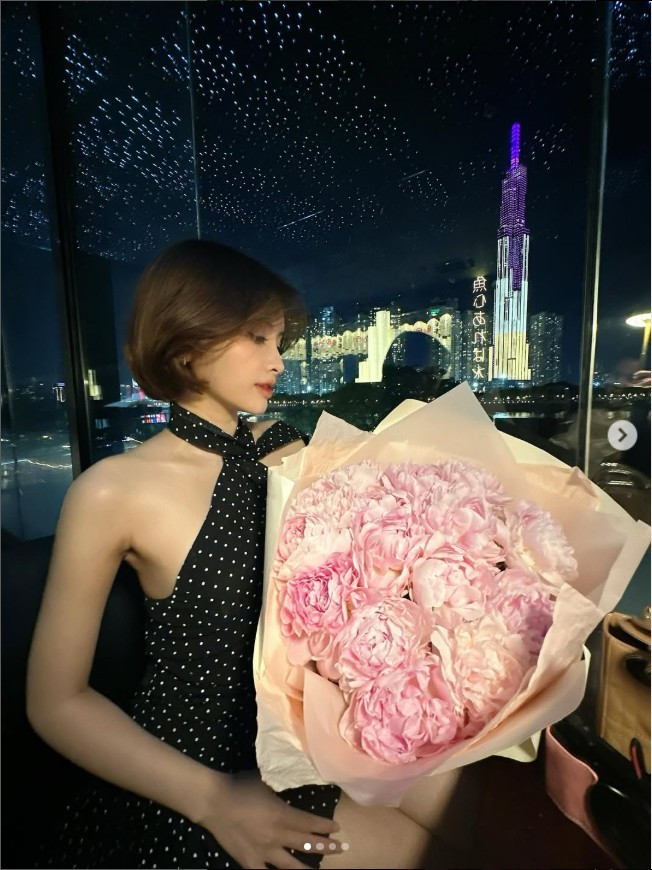 Nhiều fan hâm mộ của Lai Bâng thậm chí còn không ngại ngần gọi cô là "nữ thần" đích thực, xứng đôi với "thần rừng" của họ.