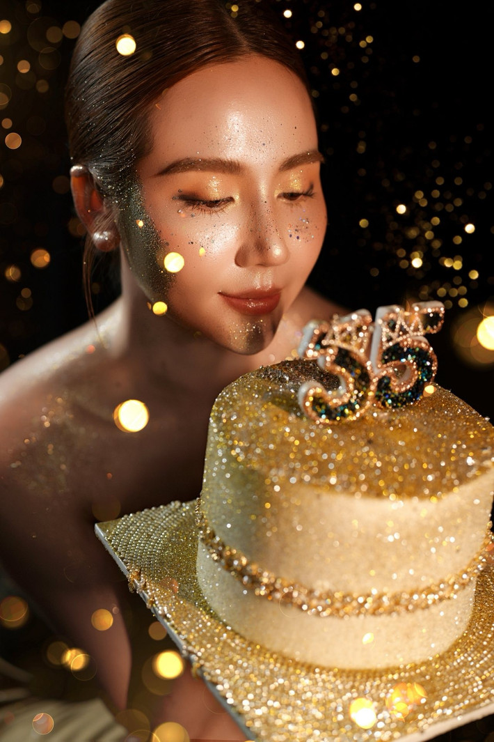 Bên cạnh chiếc bánh sinh nhật cực "bling", nhan sắc của Huyền Lizzie cũng khiến nhiều người phải trầm trồ.