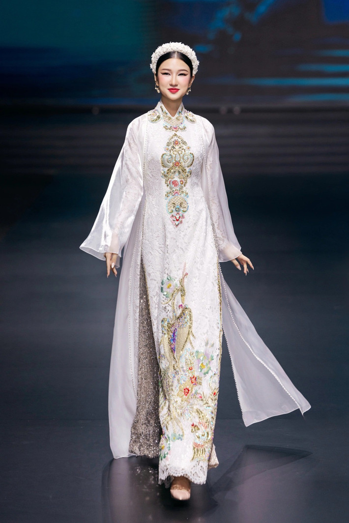 Sau khi được đăng tải lên tài khoản chính thức của VIFW, đoạn clip của Nàng Mơ ở hậu trường nhận về nhiều ý kiến trái chiều. Trong đó phần lớn bình luận nhận xét cách nói chuyện của cô với mọi người xung quanh là trống không, thiếu lễ phép, không nhẹ nhàng như hình tượng cô xây dựng bấy lâu nay.
