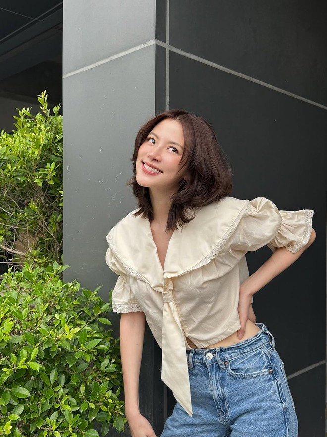 Vào những ngày thu mát mẻ Baifern gợi ý một lựa chọn kinh điển nhưng chưa bao giờ lỗi mốt: váy họa tiết trái tim (hoặc chấm bi) với phần tay phồng nhẹ.