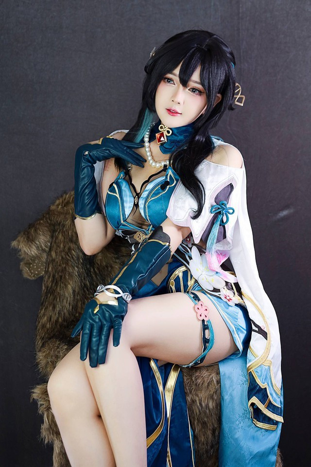 Nữ coser này không chỉ tái hiện hoàn hảo đúng như tinh thần của chiến thần trong game.