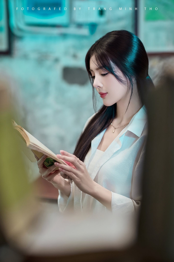 Cô nàng khéo léo phối áo sơ mi đơn giản, kết hợp cùng mái tóc dài buông xõa tự nhiên, tạo nên một tổng thể vừa thanh lịch, vừa nữ tính và gần gũi.