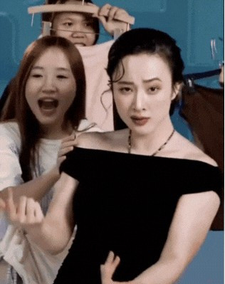 Chiếc váy với thiết kế trễ vai, có thể tạo có dáng lệch vai giúp Angela Phương Trinh khoe vẻ đẹp của bờ vai, xương quai xanh cũng như chiếc cổ đẹp.