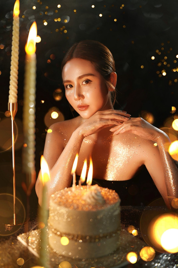 Để đánh dấu cột mốc quan trọng là mừng tuổi 35, hot girl Huyền Lizzie đã đăng tải bộ ảnh mới với điểm nhấn chủ đạo là chiếc bánh sinh nhật dát vàng cực "bling bling".