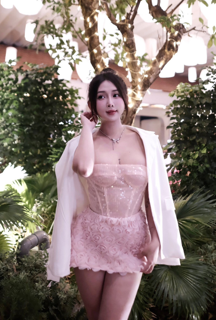 Không những chăm chỉ khoe nhan sắc và vóc dáng, Vy Vy còn biết cách khai thác thần thái qua từng biểu cảm. Cô nàng thể hiện rõ phong cách thời trang thông minh, biết cách làm mới bản thân qua từng concept chụp hình khác nhau.