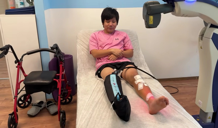 "Nhiều bạn hỏi tại sao mình kéo chân lần nữa. Do lần trước kéo xương đùi ra 8 cm thì cẳng chân bên dưới bị ngắn hơn, không thể ngồi xổm được. Vì vậy, mình kéo thêm cẳng chân để cân bằng", Khoa Pug giải thích.
