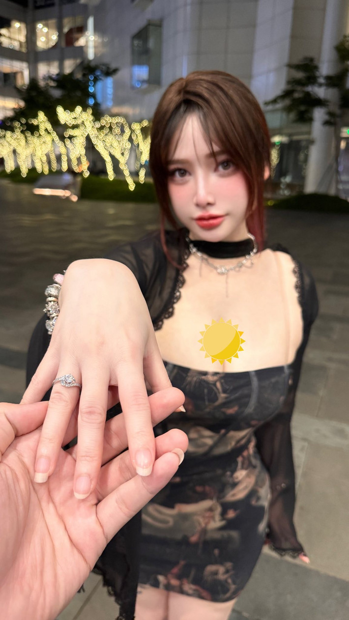 Mới đây, hot girl làng cosplayer là Hoa Mộc Lan (tên thật là Đỗ Hương Giang) bất ngờ chia sẻ được bạn trai cầu hôn ngọt ngào.