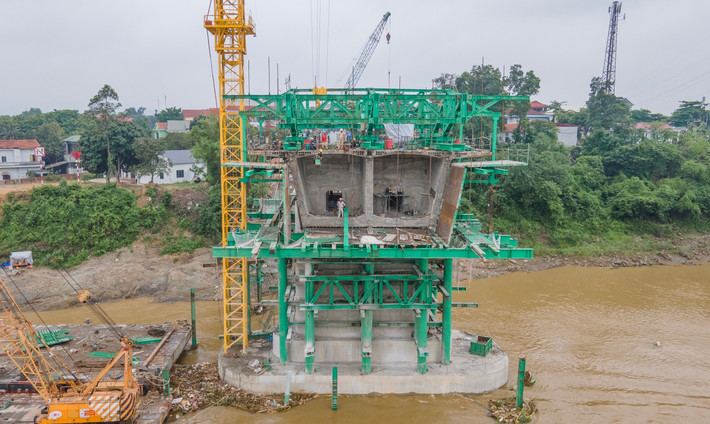 Cầu Phong Châu mới được phát lệnh khởi công ngày 22/12/2024 nhưng thực tế đầu tháng 2/2025 mới bắt đầu thi công sau khi hoàn thiện công tác khảo sát, thiết kế kỹ thuật, trình cấp có thẩm quyền phê duyệt. Ảnh: Báo Xây dựng