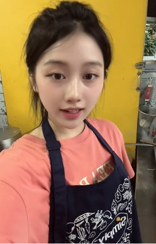 Ai nấy đồng loạt dành lời khen ngợi, hỏi han địa chỉ quán để đến gặp cô gái bán phở xinh đẹp này. Nhiều người cũng tò mò không biết cô gái là chủ quán hay là con gái bà chủ quán phở, nhân viên… vì nhìn còn rất trẻ.