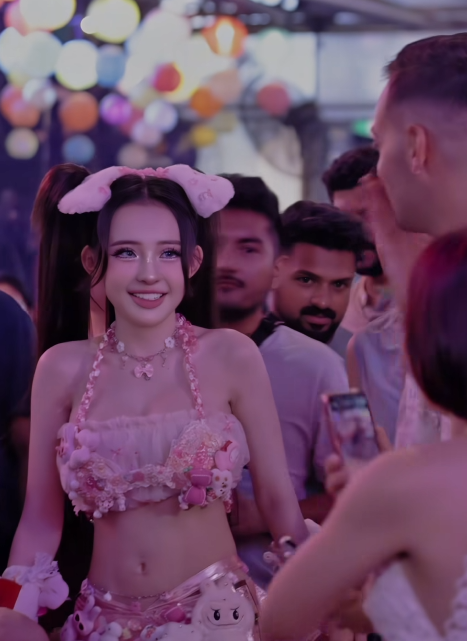 Ngay khi những hình ảnh về cô búp bê Ngân 98 xuất hiện trên mạng xã hội, cộng đồng đều bày tỏ sự bất ngờ trước sự biến hóa táo bạo của nữ DJ.