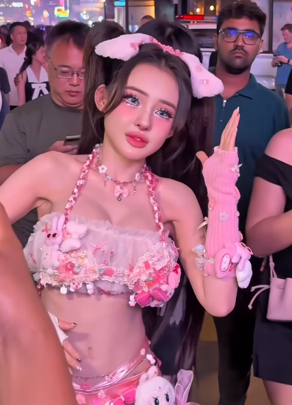 Hot girl thị phi khoác lên mình bộ bikini với tông màu hồng ngọt ngào, trang trí nhiều phụ kiện bắt mắt.