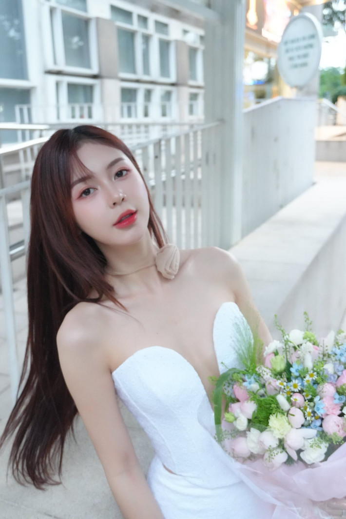 Loạt ảnh "gây bão" của Liz Kim Cương đã nhanh chóng lan truyền và thu hút hàng nghìn lượt tương tác. Nhiều bình luận không ngớt lời khen ngợi vẻ đẹp không tì vết của nữ ca sĩ: "Xinh đẹp và quyến rũ quá chị ơi!", "Body này đúng là cực phẩm", "Con gái Hưng Yên đẹp quá"...