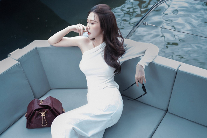 Những hình ảnh đời thường hay trong các chuyến du lịch được người đẹp sinh năm 1992 chia sẻ trên mạng xã hội luôn nhận về "cơn mưa" lời khen cho nhan sắc ngày càng mặn mà và một thân hình chuẩn mực mà nhiều cô gái ao ước.