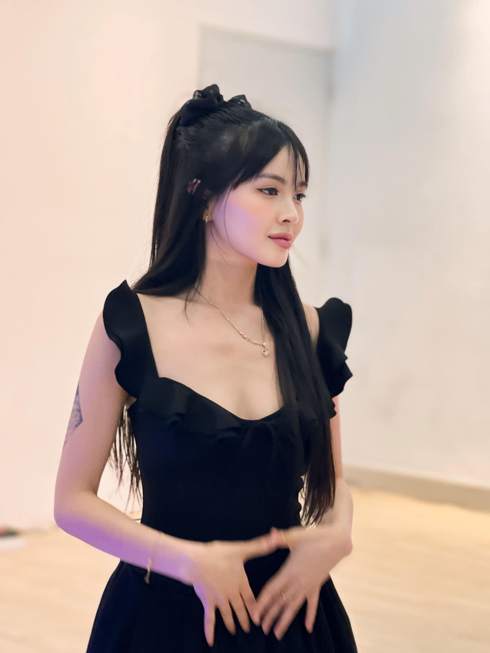 Trước đó, TikToker này cũng nhiều lần "gây bão" với các video tương tự. Điển hình như phải kể tới video hướng dẫn lắc hông cho "newbie", đạt 9,2 triệu vỉew, hay video hướng dẫn lắc hông "sexy như Xuân Ca" cũng đạt tới 6,1 triệu view...