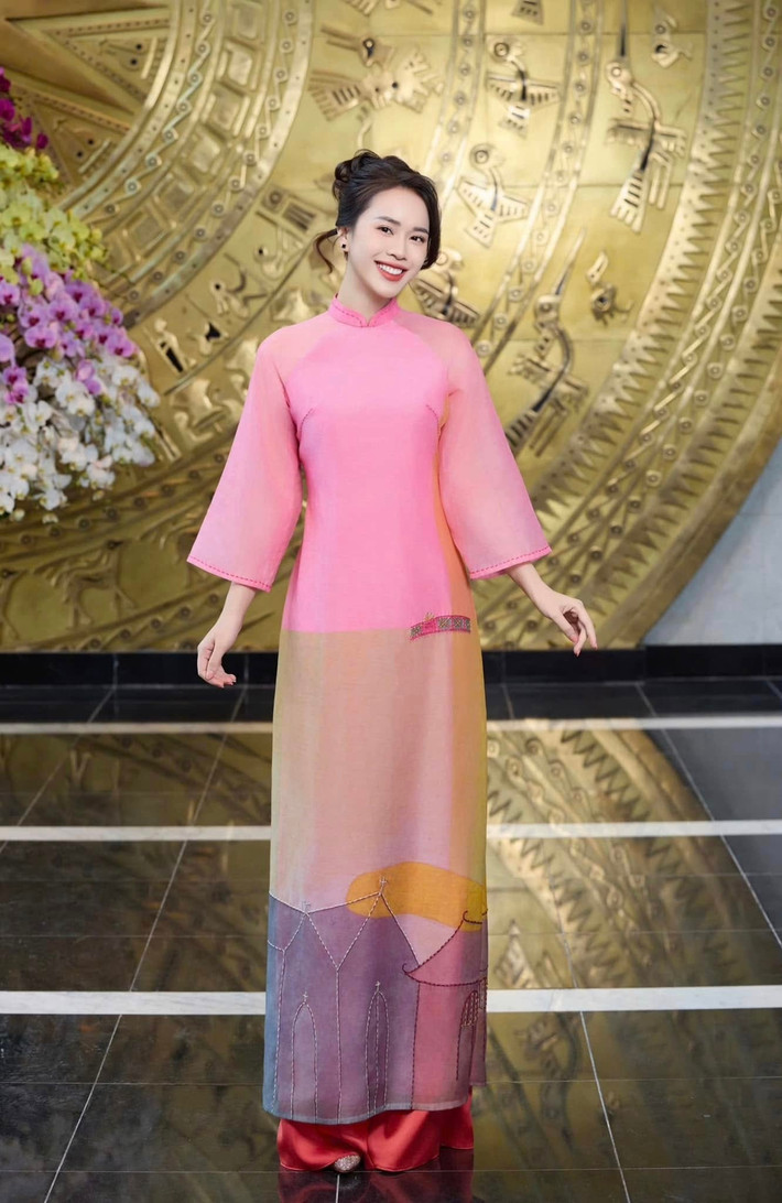 Ở những tháng cuối thai kỳ, người đẹp trông vẫn rất thon thả, rạng rỡ.