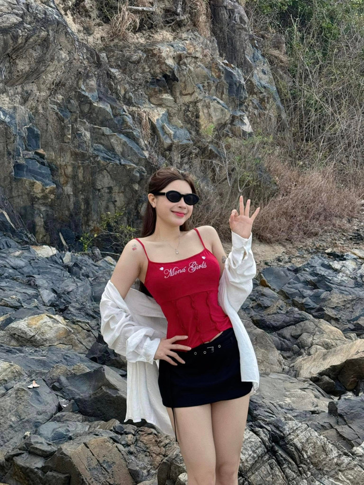 Loạt ảnh nóng bỏng của Diễm Quỳnh Ami bên hồ bơi, khoe trọn vẹn được lợi thế hình thể. Cô nhận được hàng nghìn lượt thích và bình luận từ cộng đồng mạng.