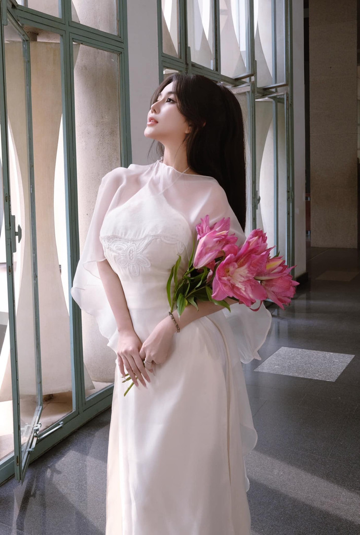 Loạt ảnh này không chỉ đơn thuần là khoe dáng mà còn thể hiện sự trưởng thành trong hình ảnh và phong cách của Võ Ngọc Trân.