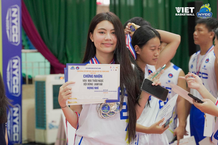 Nhiều người nhanh chóng nhận ra vấn đề, do người quay clip đã sử dụng công cụ làm nét ảnh, khiến visual Hạt Dẻ bị ảnh hưởng theo.