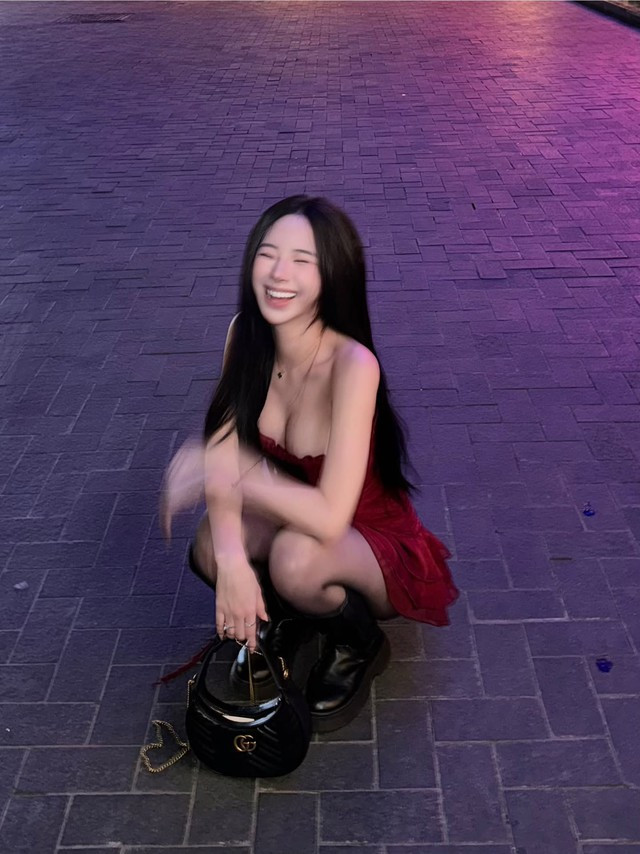 Uyên Ni sở hữu nhan sắc kẹo ngọt, nhỏ nhắn, đáng yêu, ghi dấu ấn với nụ cười tươi tắn.