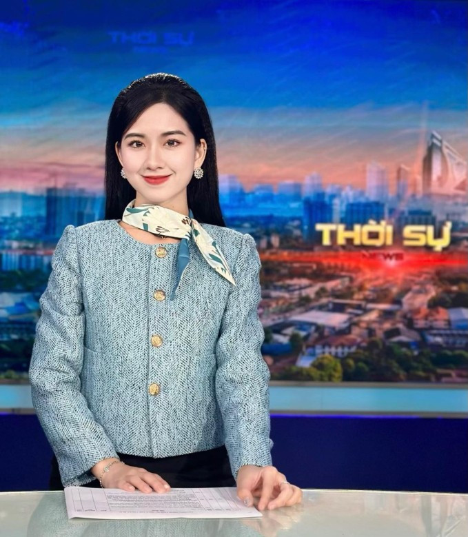 Văn Doanh Nhi dần trở nên quen thuộc không chỉ nhờ nhan sắc xinh đẹp mà còn bởi sự nghiệp truyền hình đang lên. Nữ MC này là con gái trong đại gia đình Văn Sỹ trứ danh - cái nôi sản sinh nhiều thế hệ danh thủ bóng đá Việt Nam.