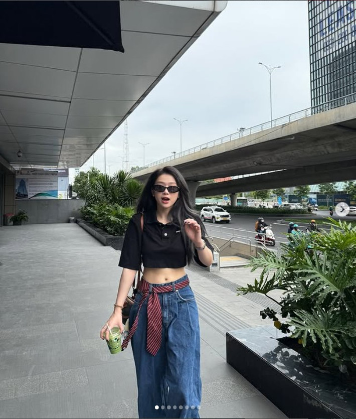 Không thể phủ nhận, những bộ trang phục này đã giúp Linh Ka khoe trọn vóc dáng "đồng hồ cát" đáng mơ ước và đặc biệt là vòng eo "con kiến" săn chắc, thon gọn.