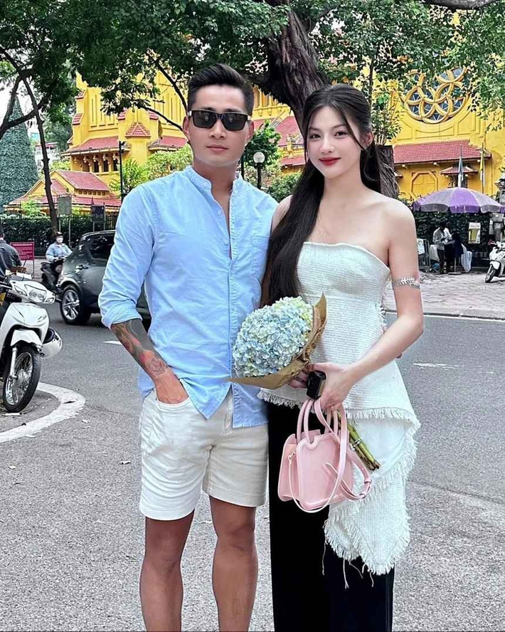 Phương Uyên chủ yếu diện đồ theo phong cách nữ tính, sang chảnh, khéo léo kết hợp phụ kiện để tạo thành tổng thể khiến người đối diện khó rời mắt.
