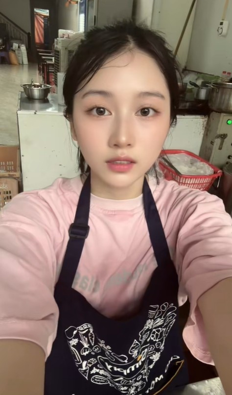 Mới đây trên TikTok, những clip đã đạt hơn 1 triệu view, dù nội dung không mới song thứ khiến nhiều netien để ý lại chính là nhan sắc cô bán phở - được nhiều người ví như hot girl.