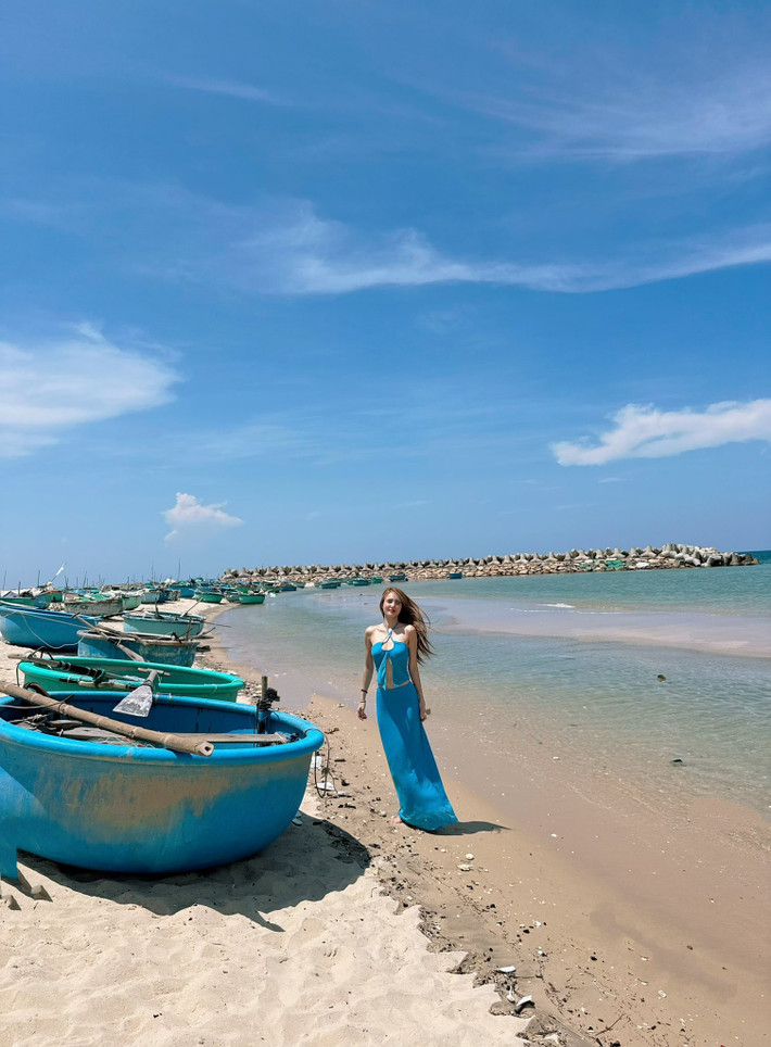 Điển hình mới đây, người đẹp gốc Nghệ An đã khoe chuyến đi biển mới nhất và như thường lệ Khánh Chi vẫn khiến netizen phải trầm trồ với vóc dáng của bản thân.