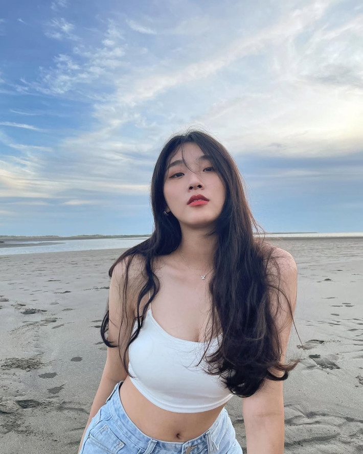 Trước sự tò mò không ngừng của cư dân mạng, danh tính của “hot girl mì ý” cũng nhanh chóng được tìm ra. Đó là Zoe Lữ Tư Dư - một người mẫu ảnh kiêm micro-influencer khá nổi tiếng trên Instagram