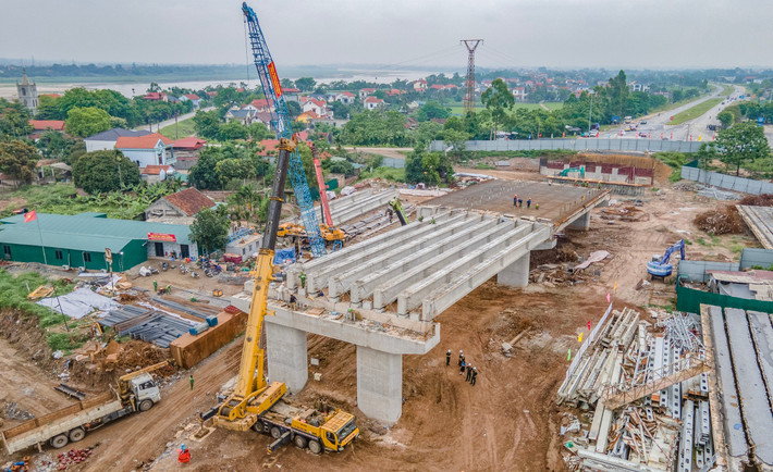 Nhiệt huyết trên công trường kết hợp với sự vận dụng sáng tạo các sáng kiến, giải pháp kỹ thuật (trong phạm vi cho phép), từng "nút thắt" được tháo gỡ. Ảnh: Báo Xây dựng