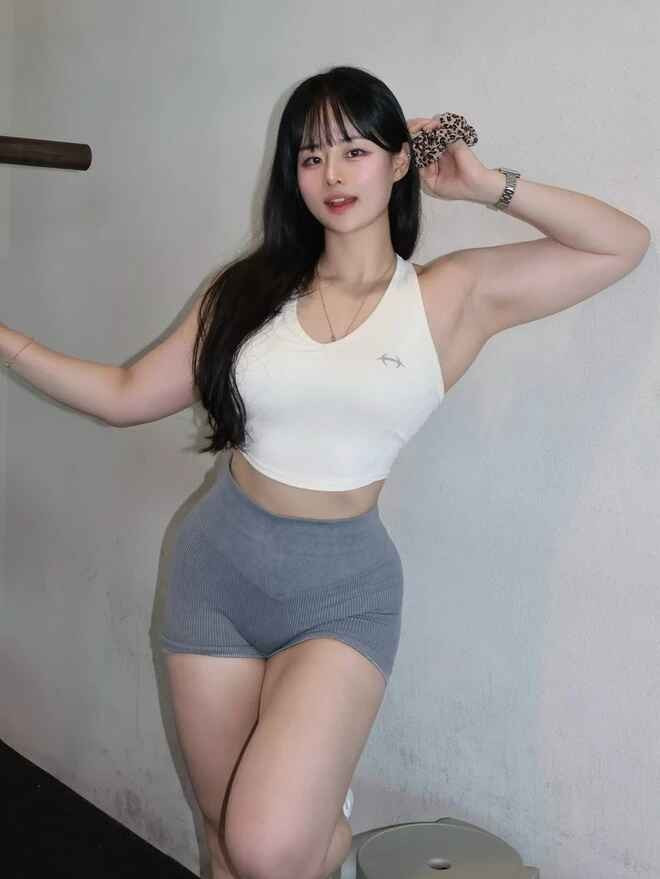 Dasul hiện sở hữu trang Instagram có 1,3 triệu follow. Cô nàng 29 tuổi thu hút người xem với đôi mắt to, mũi cao và biểu cảm đáng yêu.
