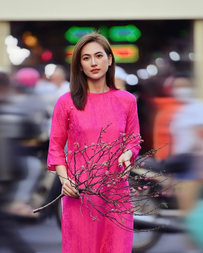 Phương Anh Đào cũng nhiều lần "đốn tim" cộng đồng mạng với visual trong trẻo khi diện tà áo dài truyền thống.