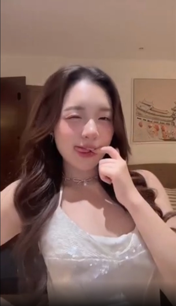 Chỉ sau vài giờ đăng tải, video "đu trend" của MC Phương Thảo đã nhanh chóng viral và thu về hàng triệu lượt xem.