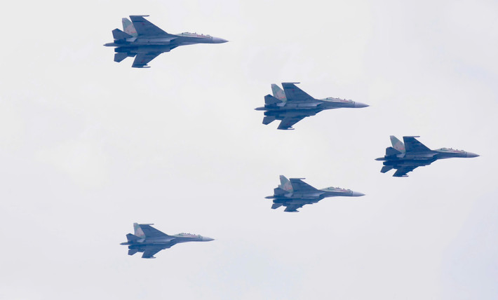 BIên đội 5 máy bay tiêm kích Su-30MK2 diễn tập bay theo đội hình mũi tên, chuẩn bị cho đại lễ A80.