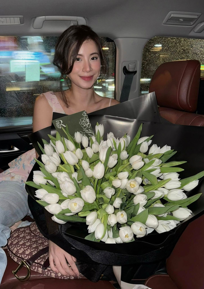 Lâu nay, Ngọc Anh trở nên kín tiếng hơn trong chuyện tình cảm. Cô không chia sẻ nhiều về chuyện riêng tư với truyền thông.