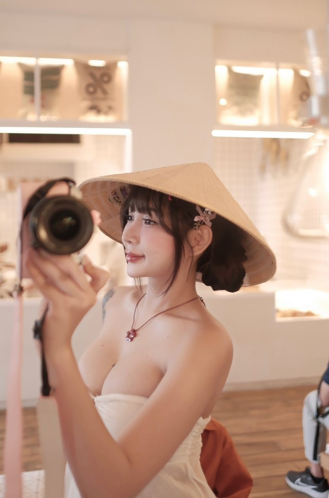 Lướt một vòng trang cá nhân của cô gái, cư dân mạng dễ dàng nhận ra "Hồng tỷ" gợi cảm này là Vy Vy.