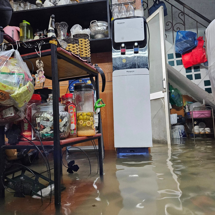 Để bảo vệ tài sản, nhiều hộ dân trong ngõ đã phải đi nhặt gạch để kê cao những chiếc tủ lạnh, cây nước, xe máy... Ảnh: Cảnh nước ngập vào 1 hộ gia đình tại ngõ 166 Kim Mã - phường Ngọc Hà - Hà Nội sáng ngày 26/8/2025.