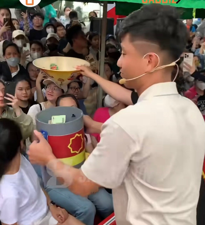 Với vai trò là một người của công chúng, Phan Văn Đức đã sử dụng tầm ảnh hưởng của mình để kêu gọi sự giúp đỡ từ bạn bè, đồng nghiệp và người hâm mộ.