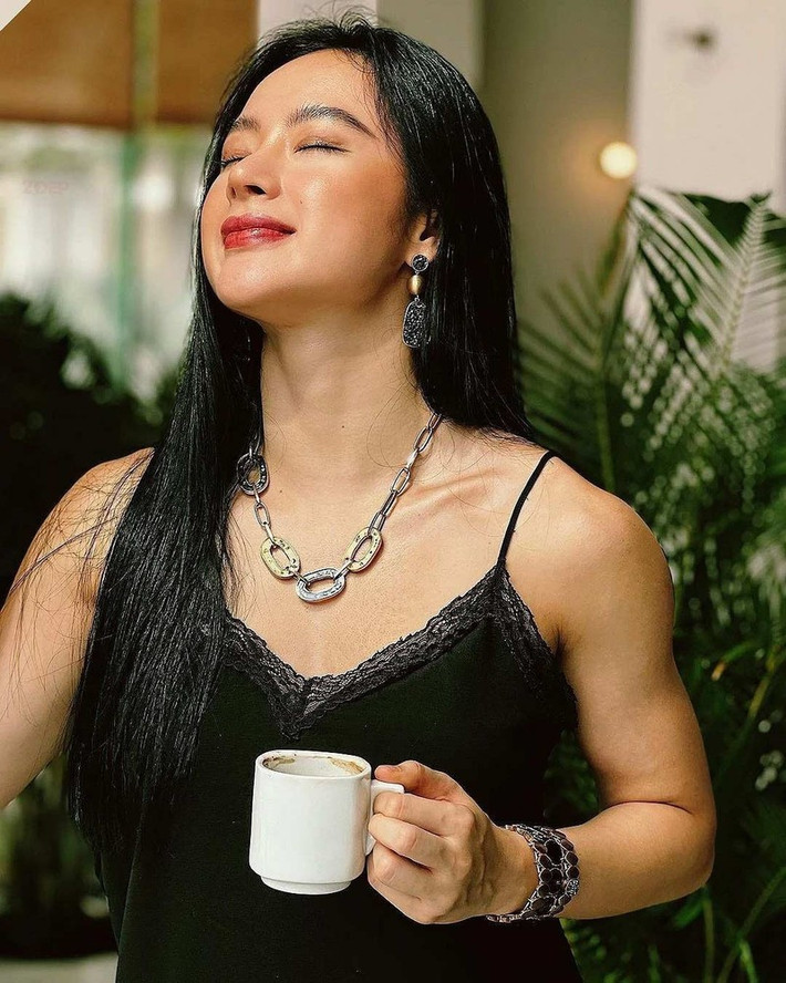 Đặt hai bức ảnh của Angela Phương Trinh cạnh nhau, không ít người ngơ ngác rồi thốt lên: "Cùng một người mà sao như hai người khác nhau vậy trời".