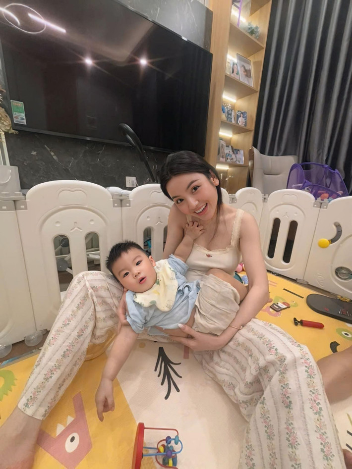 Điều khiến dân mạng xôn xao hơn cả chính là caption đi kèm: "Trơ xương sườn mà chị em bẩu em có bầu" - một pha "phản dame" nhẹ nhàng nhưng trực diện với loạt tin đồn vợ Quang Hải đang mang bầu lần 2, rần rần khắp cõi mạng suốt thời gian qua.