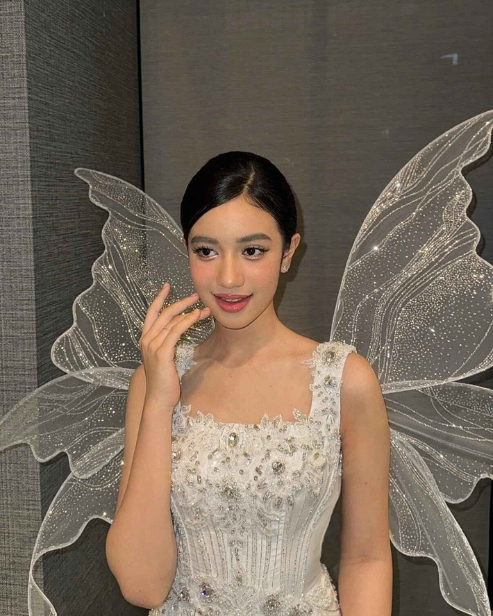 Tại một chương trình, cô tạo dáng trong hậu trường với váy corset đính cánh bướm. Khi đi sự kiện, công chúa luôn trang điểm đậm, nhấn vào cách kẻ mắt mèo và lông mi giả dài và cong theo phong cách Barbie.
