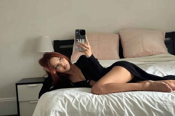 "Hot girl môi tều" cũng được coi là biểu tượng của trào lưu son nude, từng hợp tác với thương hiệu mỹ phẩm nổi tiếng Hàn Quốc để ra mắt dòng son nude bán chạy nhất tại thời điểm mở bán.