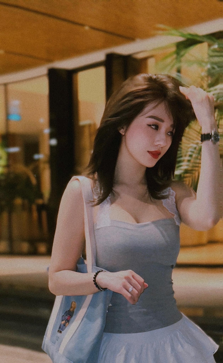 Làn da trắng ngần, vòng eo con kiến cùng đôi chân thon không tỳ vết của cô nàng đã "đốt mắt" người xem.