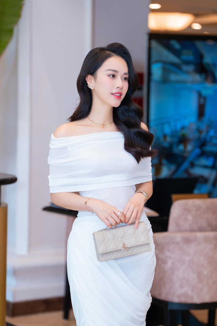 Người đẹp VTV cho biết hai vợ chồng đang “chạy đua với thời gian” để trang hoàng lại tổ ấm nhỏ cho 2 nhóc tỳ.